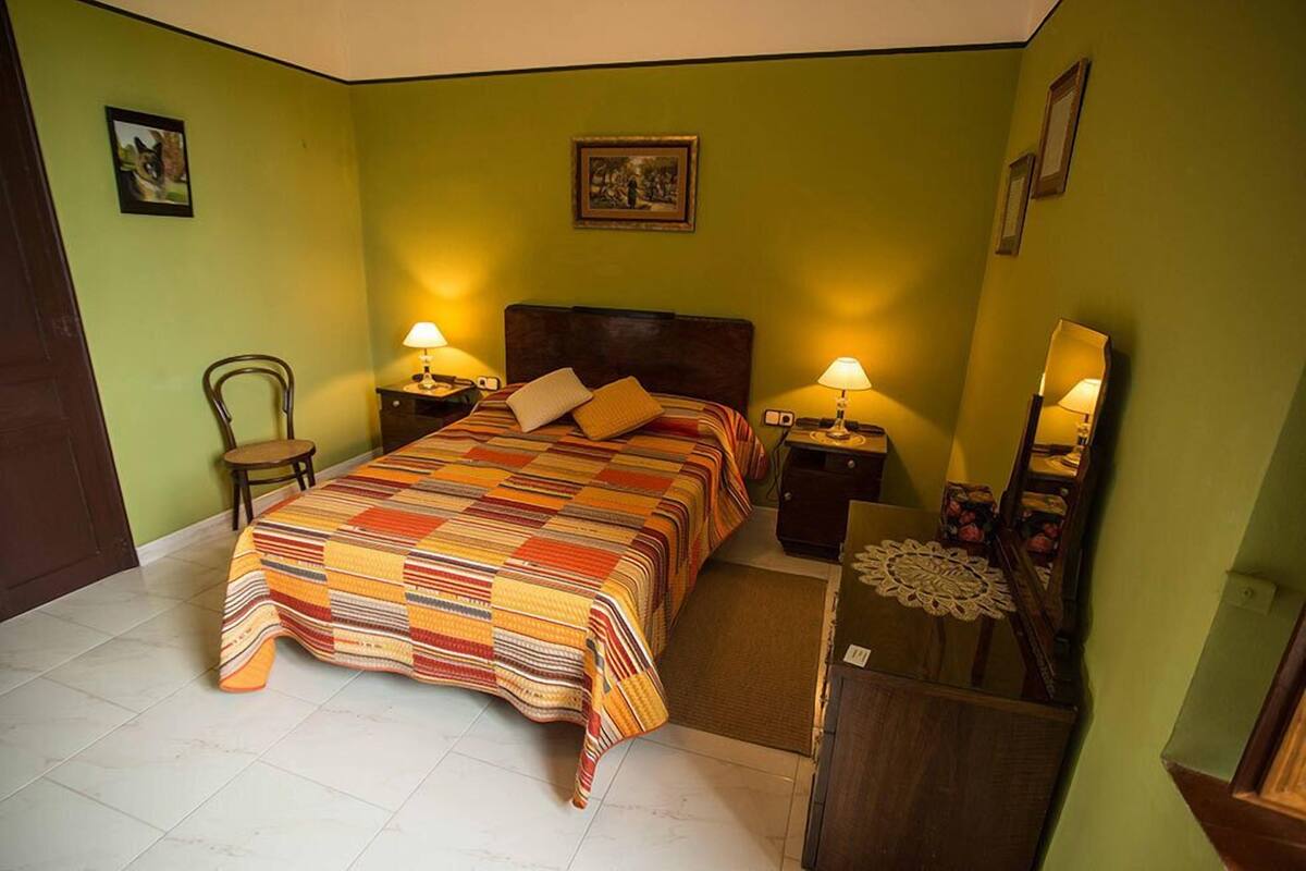 Double Room, Shared Bathroom (Verde) | Cribs (free), WiFi (free), bed sheets