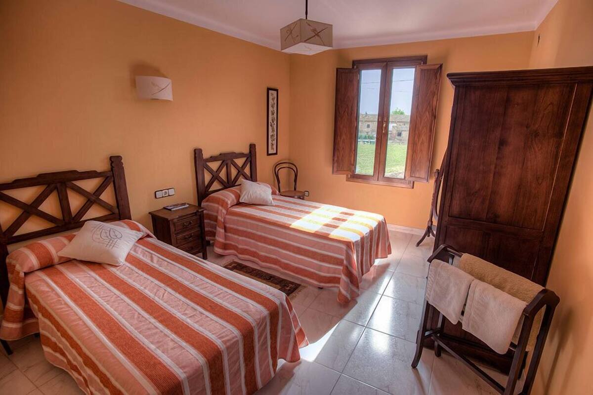 Habitación con 2 camas individuales | Cunas gratuitas, wifi gratis y ropa de cama