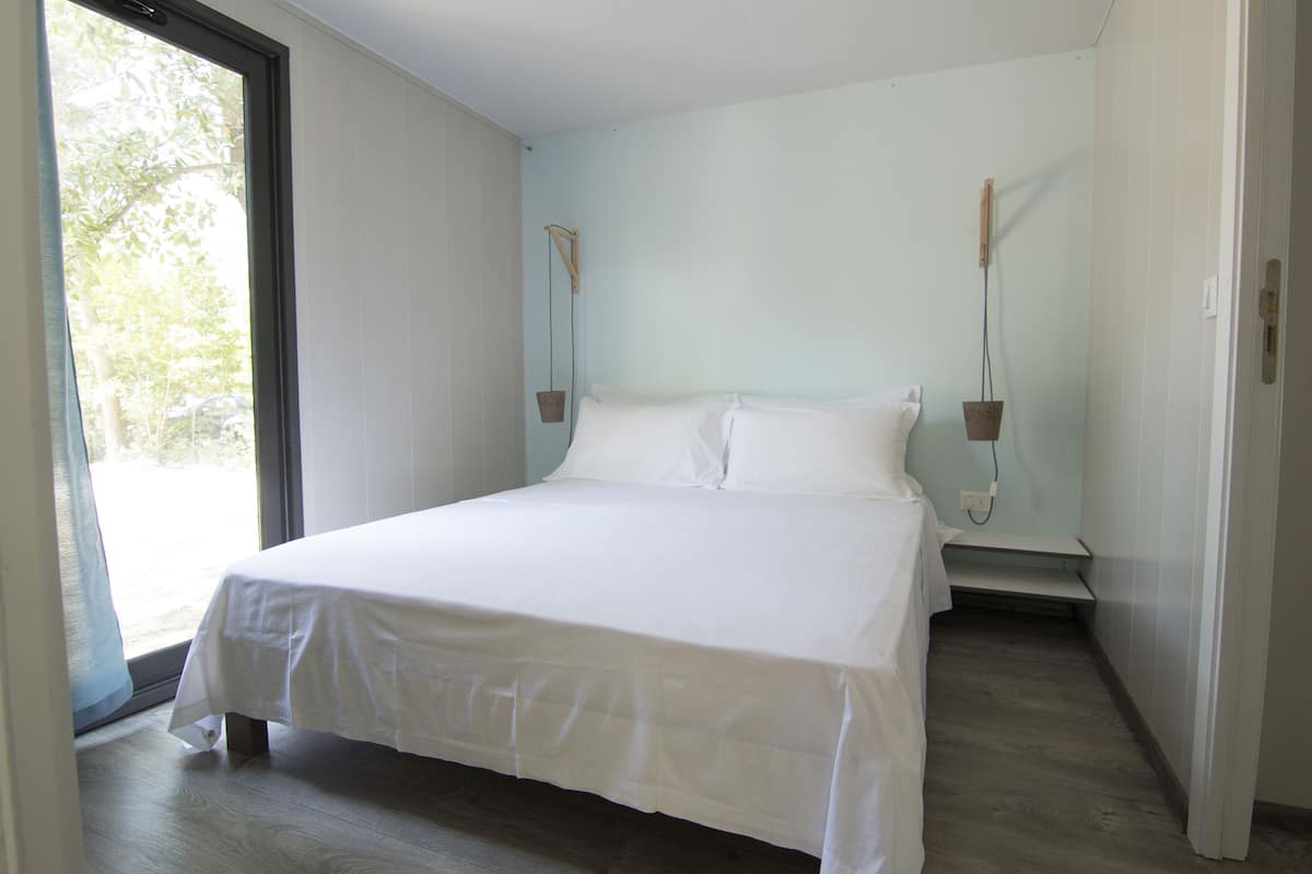 Casa móvil superior, varias camas | 1 dormitorio, cunas gratuitas, wifi y ropa de cama