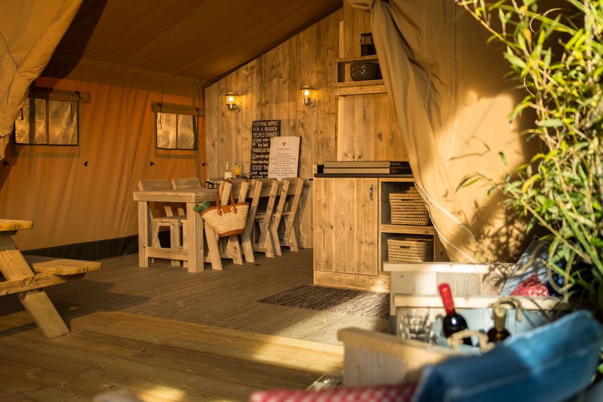 Tent, Meerdere bedden | Woonruimte | Een tafeltennistafel