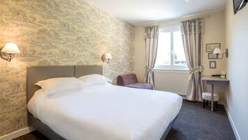 Escrivaninha, quartos à prova de som, Wi-Fi de cortesia, roupa de cama