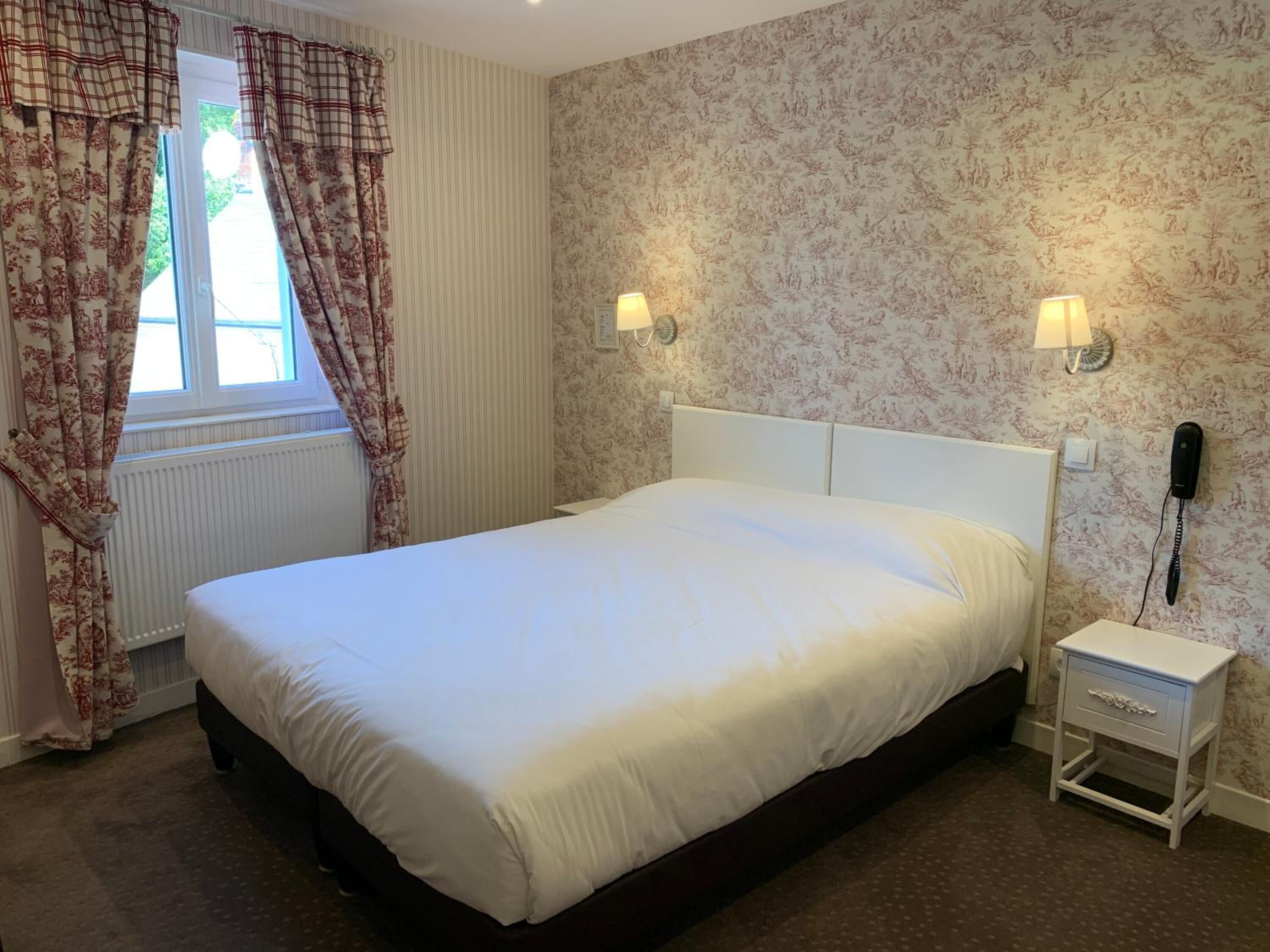 مكتب وتجهيزات عازلة للصوت وواي فاي مجانًا وملاءات أسرّة