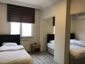 Classic-Apartment, 1 Queen-Bett, Meerblick | 1 Schlafzimmer, Schreibtisch, schallisolierte Zimmer, kostenloses WLAN