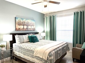 3 habitaciones, escritorio y tabla de planchar con plancha 