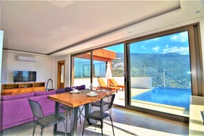 Villa | Spiseområde på rommet