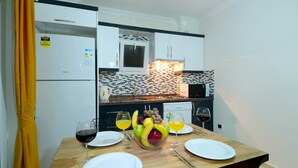 Villa, 2 chambres | Cuisinette privée | Réfrigérateur grande capacité avec congélateur, un four