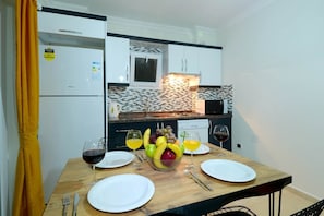 Refrigerador con freezer, horno, placa de cocina, lavavajillas