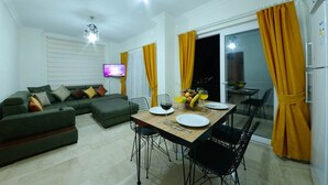 Villa, 2 chambres | Aire de séjour | Téléviseur ACL