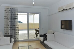 Villa, 3 slaapkamers | Woonruimte | Een lcd-televisie
