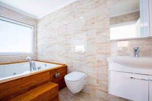 Villa | Badrum | Badkar och dusch och bubbelbadkar