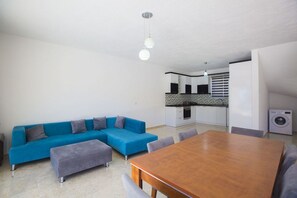 Villa, 2 chambres | Coin séjour | Télévision LCD