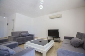 Villa, 2 chambres | Coin séjour | Télévision LCD