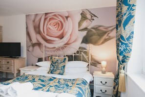 Comfort Room, 1 Double Bed with Sofa bed | Desk, laptop workspace, iron/ironing board, free WiFi