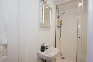 Dusche, Haartrockner, Handtücher, Shampoo