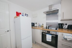 Appartement Deluxe, 2 chambres | Cuisine privée | Grand réfrigérateur, micro-ondes, four, plaque de cuisson