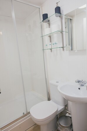Quarto conforto, 1 cama de casal e sofá-cama | Banheiro | Chuveiro, secador de cabelo, toalhas de banho, shampoo