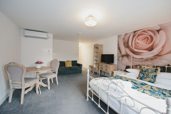 Comfort-Zimmer, 1 Doppelbett und Schlafsofa | Wohnbereich | Flachbildfernseher