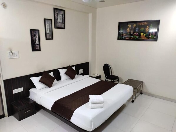 Soundproofing, free WiFi, bed sheets - Hotel Avon International (Chhatrapati Sambhajinagar)