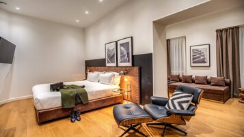 Down comforters, in-room safe, desk, soundproofing