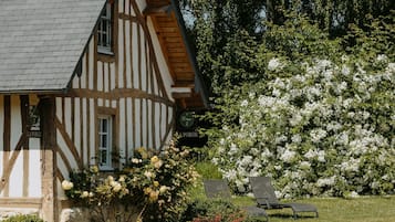 Cottage, Non Smoking (Private) | Minibar, in-room safe, individually decorated, individually furnished