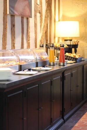 Daily continental breakfast for a fee - Les Manoirs des Portes de Deauville (Canapville)