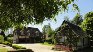 A traditional house with a gravel driveway and well-maintained garden. - Les Manoirs des Portes de Deauville (Canapville)