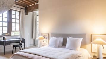 Deluxe Suite, Non Smoking | Minibar, in-room safe, individually decorated, individually furnished