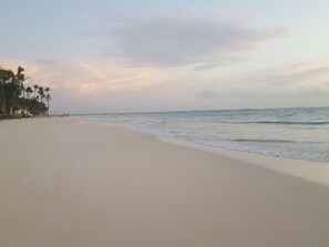 Free beach shuttle, sun loungers, beach towels - Sunset Residences & Resort Punta Cana (Punta Cana)