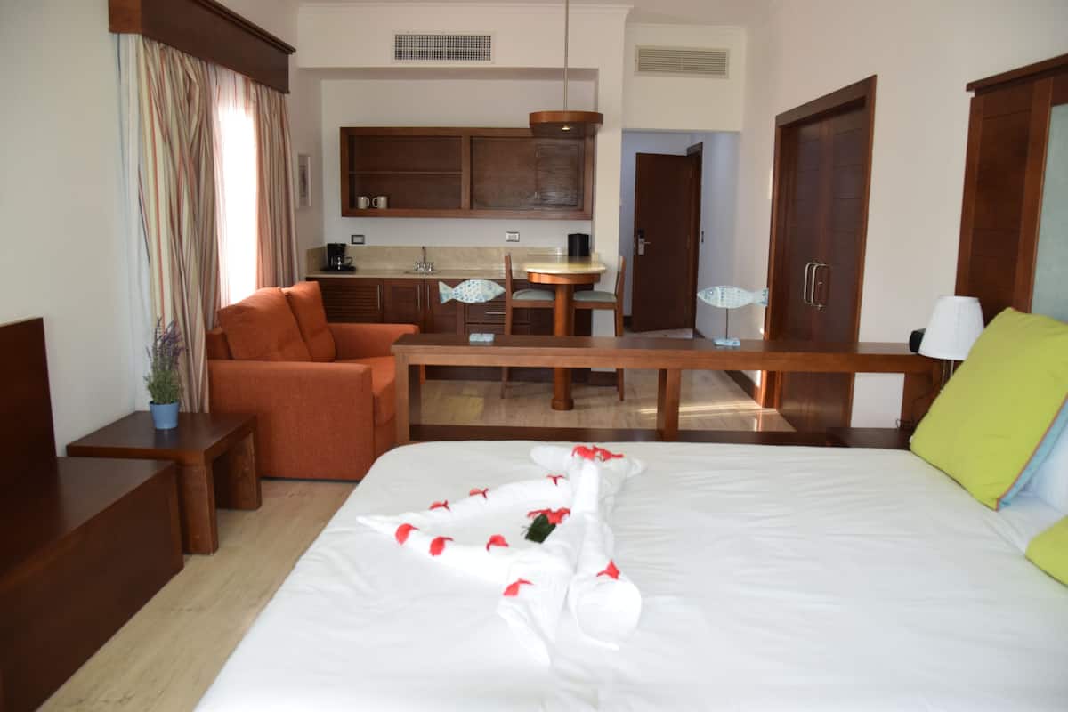 Estudio, 1 cama Queen size, vista al lago | 2 habitaciones, edredón, camas Select Comfort y minibar
