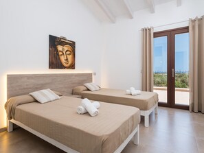 4 bedrooms, iron/ironing board, Internet, bed sheets