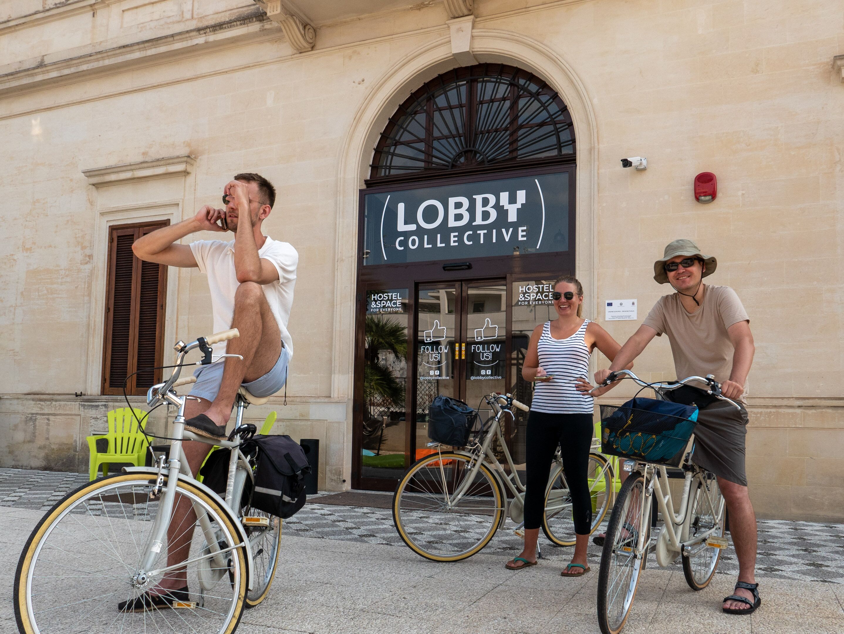 Ein Gebäude mit einem Schild, auf dem „Lobby Collective“ steht, und einem Schild für „Hostel & Space for Everyone“.
