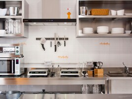 Refrigerador, microondas, placa de cocina, horno eléctrico