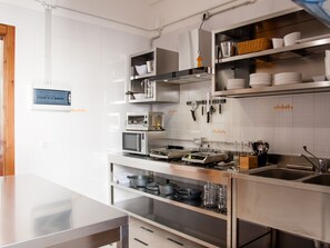 Refrigerador, microondas, placa de cocina, horno eléctrico
