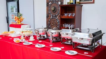 供應早餐、午餐、晚餐;本地及多國菜