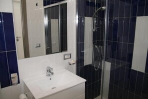 Leilighet, 2 soverom, terrasse (Rosa Blu) | Bad | Dusj, designertoalettartikler, badekåper og bidé