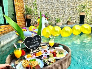 Free daily English breakfast