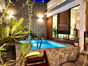 Villa de luna de miel, 1 cama King size, vista a la colina | Área de sala de estar | Televisión de pantalla plana de 49 pulgadas con canales vía satélite 