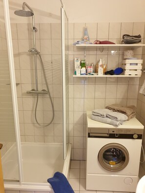 Douche, sèche-cheveux, savon