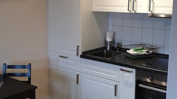 Fridge, oven, stovetop, coffee/tea maker