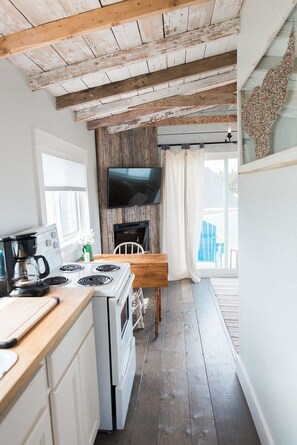 Starfish Cottage | Private kitchen | Toaster, eco-friendly cleaning products, paper towels - Lighthouse Lane Cottages (Indian Harbour)