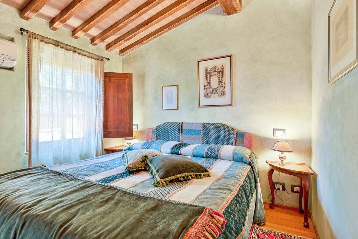 Literie de qualité, couette en duvet, lit avec matelas à plateau-coussin