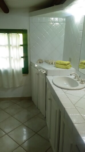 Dusj, hårføner, bidé og håndklær