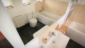 A bathroom with a toilet, a bathtub, and a shower. - Merlin Farm Daymer and Treyarnon (Newquay)