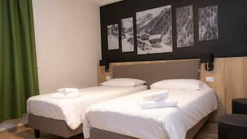 Dreibettzimmer | Zimmersafe, Schreibtisch, Babybetten, kostenloses WLAN