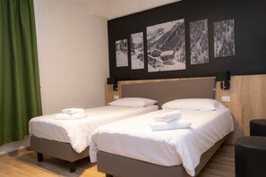 三人房 | 客房内保险箱、办公桌、婴儿床、免费 WiFi