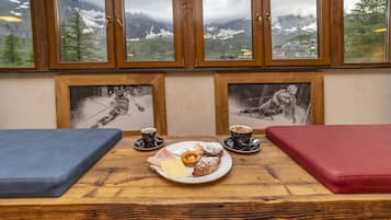 Tägliches Frühstücksbuffet (10 EUR pro Person)