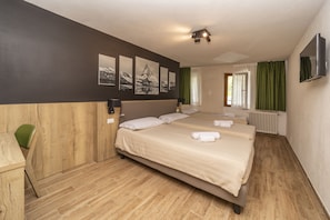 Quarto triplo | Cofres nos quartos, escrivaninha, berços (sobretaxa), Wi-Fi de cortesia
