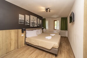 Habitación triple | Caja de seguridad en la habitación, escritorio, cunas y wifi gratis