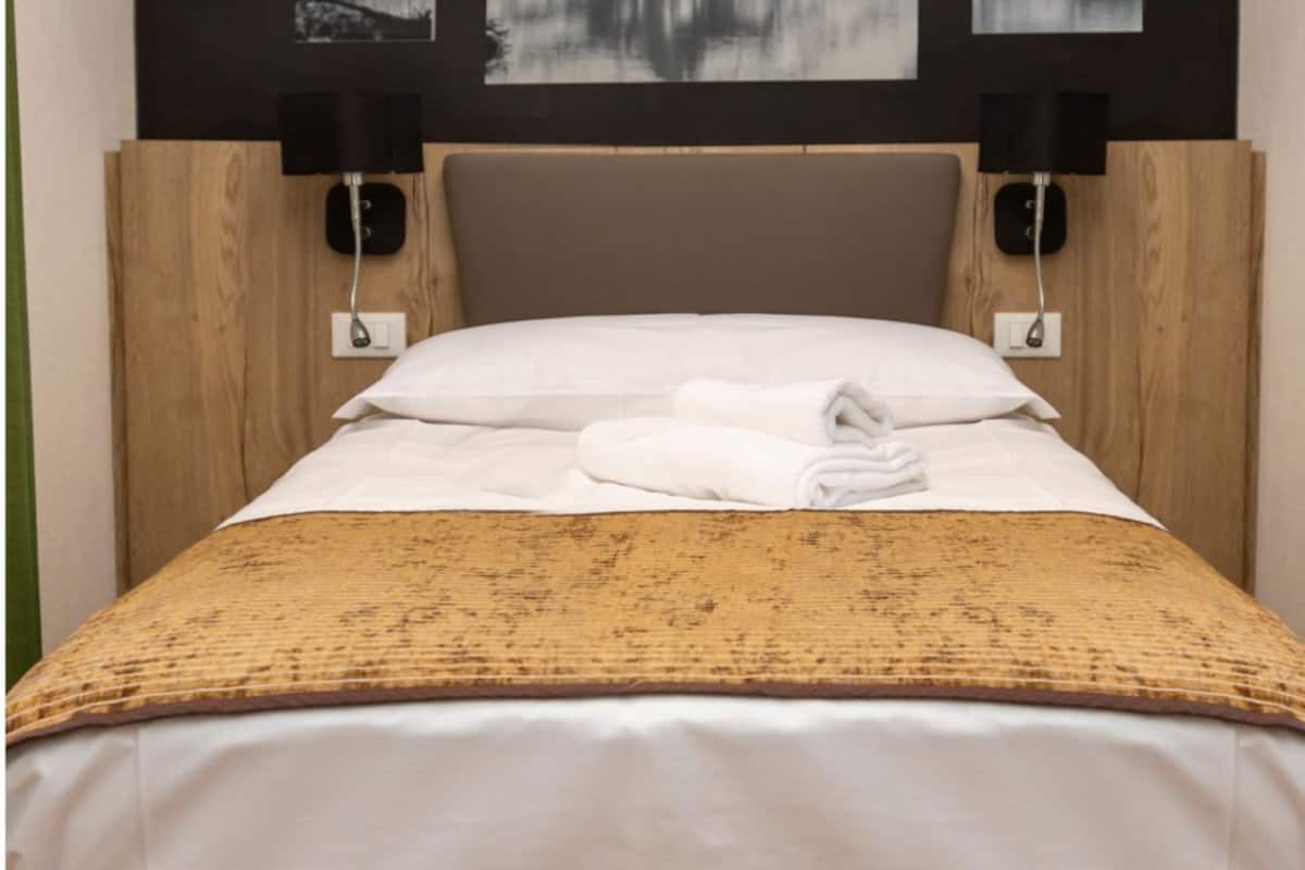 Single Room | In-room safe, desk, cribs (surcharge), WiFi (free)