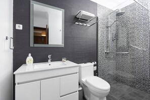 Dusche, Haartrockner, HandtĂŒcher, Seife